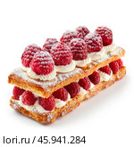Delicious mille feuille pastry with fresh raspberries and whipped cream sprinkled with icing sugar. Стоковое AI-изображение, AI-художник Иван Рябоконь / Фотобанк Лори