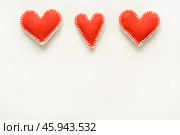 Красные сердечки из фетра. Красные сердечки ручной работы. Фон из красных сердчек. Фон к дню валентина. Red felt hearts. Handmade red hearts. Red hearts background. Valentine's Day background. Стоковое фото, фотограф Ольга Митряева / Фотобанк Лори