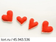 Красные сердечки из фетра. Красные сердечки ручной работы. Фон из красных сердчек. Фон к дню валентина. Red felt hearts. Handmade red hearts. Red hearts background. Valentine's Day background. Стоковое фото, фотограф Ольга Митряева / Фотобанк Лори