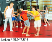 Kids exercising chin strike in gym. Стоковое фото, фотограф Яков Филимонов / Фотобанк Лори