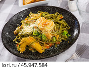Traditional Italian pasta with meat additive - chicken in cream sauce and broccoli. Стоковое фото, фотограф Яков Филимонов / Фотобанк Лори