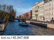 Saint Petersburg, Russia, 04.30.2023: Kryukov Canal Embankment at the intersection with the Moika River and Matveev Bridge on a sunny spring day. Редакционное фото, фотограф Ula Ulachka / Фотобанк Лори