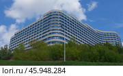 Отель "Hilton Garden Inn Ufa Riverside" и клубный дом "Трилогия". Башкирия, Уфа,  Аксакова, 4 и 2 (2019 год). Стоковое фото, фотограф Алексей Иванов / Фотобанк Лори