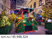 Белые звезды и живые елки и красный паровоз, Кузнецкий мост, Новый год и Рождество, Москва. Редакционное фото, фотограф Baturina Yuliya / Фотобанк Лори