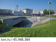 Вход в подземный музей "Зарядье" и выход на Москворецкую набережную к Москве-реке, Москва, Россия (2024 год). Редакционное фото, фотограф Елена Коромыслова / Фотобанк Лори
