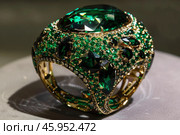 Gold ring embellished with emeralds and diamonds, showcasing luxury and elegance. Стоковое AI-изображение, AI-художник Иван Рябоконь / Фотобанк Лори