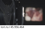Old projector showing film. Стоковое видео, видеограф Михаил Коханчиков / Фотобанк Лори