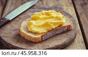 Slice of wholemeal bread with butter curl. Buttering toast. Yellow butter scattered on a piece of bread. Bread with toasting and spreading butter. Generous spread of butter on a rustic bread slice. Стоковое AI-видео, аниматор Марина Демидюк / Фотобанк Лори