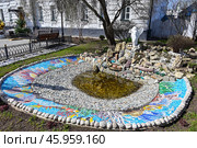 Небольшой декоративный пруд в Раифском Богородицком монастыре (2024 год). Стоковое фото, фотограф Александр Тараканов / Фотобанк Лори