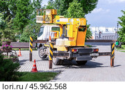 Телескопический подъемник на шасси Mitsubishi Canter (2022 год). Редакционное фото, фотограф FotograFF / Фотобанк Лори