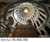 Edicule under the main dome of the Church of the Holy Sepulcher (2021 год). Редакционное фото, фотограф Irina Opachevsky / Фотобанк Лори