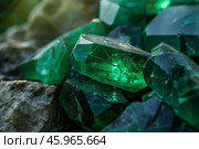 Raw emeralds showing refraction and light refracting through crystal. Стоковое AI-изображение, AI-художник Иван Рябоконь / Фотобанк Лори