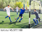 Junior football teams having golmouth scramble. Стоковое фото, фотограф Яков Филимонов / Фотобанк Лори