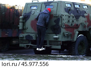 Выставка трофейной военной техники, прибывшей с харьковского и сумского направлений СВО, в музейно-историческом парке "Россия - Моя история". Посетители на выставке осматривают военную технику. Редакционное фото, фотограф Сергей Шелагин / Фотобанк Лори