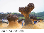 Sandstone landform in Geopark Yehliu, Wanli district, New Taipei city, Taiwan. Редакционное фото, фотограф Римма Тельнова / Фотобанк Лори