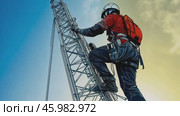 Technician climbing telecommunications tower with safety equipment. Стоковое AI-видео, аниматор Юрий Поздников / Фотобанк Лори