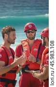 Lifeguards briefing before entering the water. Стоковое AI-видео, аниматор Юрий Поздников / Фотобанк Лори