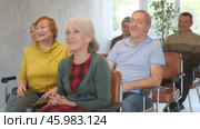 Focused motivated older woman listening to lecture in auditorium with group. Seniors education concept. Стоковое видео, видеограф Яков Филимонов / Фотобанк Лори