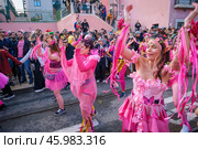 Carnival parade in streets of Lisbon by artistic collective Clandestine Colombina (2024 год). Редакционное фото, фотограф Дмитрий Рухленко / Фотобанк Лори