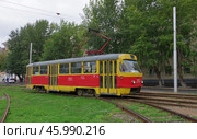 Трамвай Tatra T3SU №2013 проходит кольцо "Улица Космонавтов", город Уфа, Башкирия (2019 год). Редакционное фото, фотограф Алексей Иванов / Фотобанк Лори