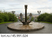 Судовой якорь. Мемориальный комплекс " Морякам, погибшим в мирное время." Вид на город Мурманск (2021 год). Редакционное фото, фотограф Анатолий Гуреев / Фотобанк Лори