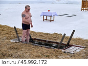 Мужчина готовится окунуться в ледяную прорубь. Крещение, 19 января. Редакционное фото, фотограф Александр Тараканов / Фотобанк Лори