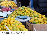 Прилавок с мандаринами и желтыми яблоками (сорт гольден) на рынке. Стоковое фото, фотограф Evgenia Shevardina / Фотобанк Лори