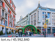 Доходный дом Хомякова, Доходный дом М.В.Сокол и праздничная арка, Новый год и Рождество, Москва. Редакционное фото, фотограф Baturina Yuliya / Фотобанк Лори
