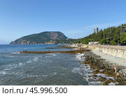 Пляж в поселке Утес, Крым. Вид на гору Аю-Даг. (2023 год). Редакционное фото, фотограф Мария Кылосова / Фотобанк Лори
