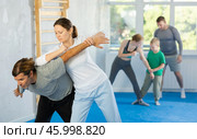 Woman in gym perform basic elements of krav maga self-defense system. Стоковое фото, фотограф Яков Филимонов / Фотобанк Лори