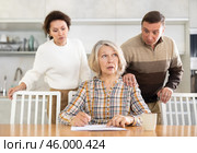 Old woman signing papers. Стоковое фото, фотограф Яков Филимонов / Фотобанк Лори