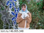 Молодая девушка в дубленке позирует в зимнем парке. Стоковое фото, фотограф Андрей Аркуша / Фотобанк Лори