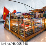 Souvenir shop in Ho Chi Minh City airport (2015 год). Редакционное фото, фотограф Александр Подшивалов / Фотобанк Лори