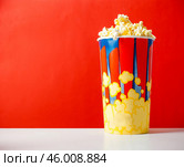Popcorn in striped bucket. Стоковое фото, фотограф Сергей Толмачёв / Фотобанк Лори