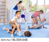 practice grabbing their opponent's arms. Стоковое фото, фотограф Яков Филимонов / Фотобанк Лори