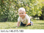 Portrait of a 1-year-old little boy outdoors. A happy child walks in the spring park. Happy childhood and fatherhood. Стоковое фото, фотограф Photojuli / Фотобанк Лори