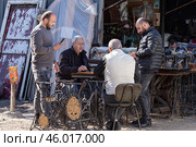 Мужчины играют в домино на блошинном рынке. Тбилиси, Грузия. Редакционное фото, фотограф Evgenia Shevardina / Фотобанк Лори