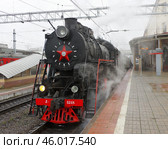 Паровоз Л-5248 заходит под состав ретропоезда "Селигер", станция Бологое-Московское, Тверская область (2019 год). Редакционное фото, фотограф Алексей Иванов / Фотобанк Лори