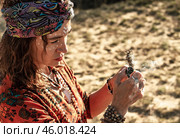 Женщина поджигает благовония. Стоковое фото, фотограф Elena Kotova / Фотобанк Лори