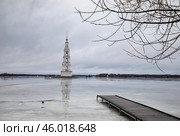 Колокольня Никольского собора на Угличском водохранилище зимним январским вечером. Лед покрыт водой. Город Калязин, Россия. Стоковое фото, фотограф Наталья Николаева / Фотобанк Лори