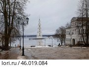 Вид на смотровую площадку, набережную и старинную затопленную колокольню на Угличском водохранилище. Зимний январский вечер. Город Калязин, площадь преподобного Макария Калязинского, Россия. Стоковое фото, фотограф Наталья Николаева / Фотобанк Лори