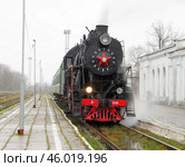 Паровоз Л-5248 с реторо-поездом "Селигер" на станции Осташков, Тверская область (2019 год). Редакционное фото, фотограф Алексей Иванов / Фотобанк Лори