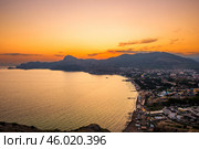 Picturesque view of sunset over the embankment of the city of Sudak in the mountainous area of ​​the southern coast of Crimea (2021 год). Стоковое фото, фотограф Константин Лабунский / Фотобанк Лори