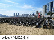 Gwangalli Beach in Busan, Korea. Пляж Кваналли в Пусане во время подготовки к фестивалю фейерверков. Редакционное фото, фотограф Римма Тельнова / Фотобанк Лори