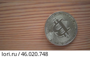 Bitcoin spinning Coin Placed on a Wooden Surface, Digital Ass et Revolution. Стоковое видео, видеограф Степанов Григорий / Фотобанк Лори