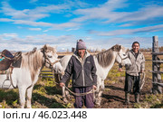 Лошади и их хозяева ( потомственные коневоды ) на коневодческом фермерском хозяйстве , что у якутского села Томтор ( Республика САХА, Якутия ) Оймяконский район ) (2010 год). Редакционное фото, фотограф Павел Просянов / Фотобанк Лори