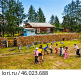 Сельская местность. Детство, улица, летние школьные каникулы, подвижные игры... Поселок Оймякон в Якутии ( Республика САХА ), Полюс Холода (2010 год). Редакционное фото, фотограф Павел Просянов / Фотобанк Лори