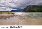 Река Индигирка, скалистый берег, серебристая вода  ( Республика САХА, Якутия, Оймяконский район ) Стоковое фото, фотограф Павел Просянов / Фотобанк Лори