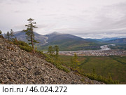Склон горы, поселок Усть-Нера, река Индигирка   ( Республика САХА, Якутия, Оймяконский район ) (2009 год). Стоковое фото, фотограф Павел Просянов / Фотобанк Лори