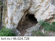 Вход в небольшой грот на фоне темных скал. Стоковое фото, фотограф Лозовая Людмила / Фотобанк Лори